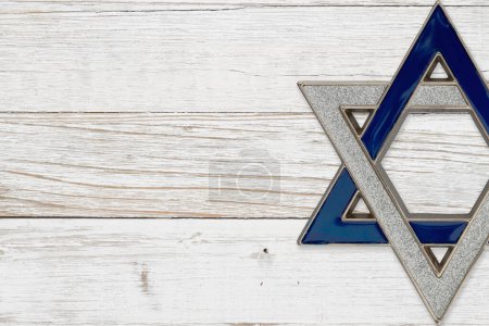 Téléchargez les photos : Fond juif avec étoile argentée et bleue de David sur bois blanc altéré pour votre message religieux - en image libre de droit