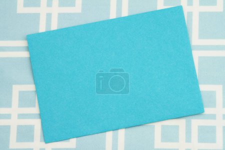 Foto de Tarjeta de felicitación azul en blanco con material de cuadrados - Imagen libre de derechos