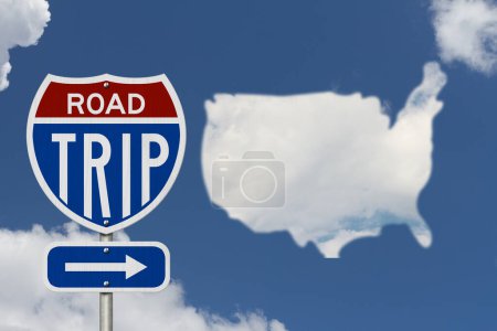 Téléchargez les photos : Road Trip USA message sur l'autoroute panneau routier avec ciel - en image libre de droit