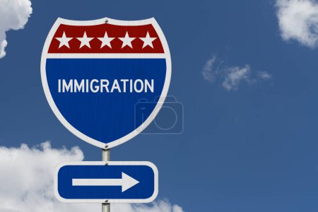Téléchargez les photos : États-Unis Immigration ce message de façon sur l'autoroute panneau routier avec ciel - en image libre de droit