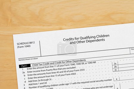 1040 Formulaire d'impôt 8812 Annexe du crédit d'impôt pour enfants de l'impôt sur le revenu des particuliers sur un bureau en bois