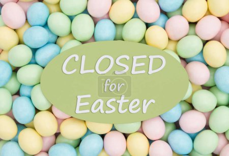 Foto de Cerrado para comer signo con pálidos huevos de Pascua dulces - Imagen libre de derechos