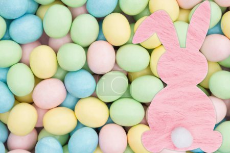 Téléchargez les photos : Lapin rose avec oeufs de Pâques bonbons - en image libre de droit