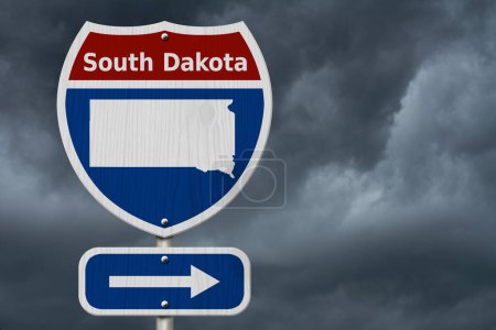 Téléchargez les photos : Road trip au Dakota du Sud, rouge, blanc et bleu panneau routier inter-états avec le mot Dakota du Sud et carte du Dakota du Sud avec fond de ciel orageux - en image libre de droit