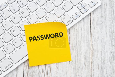 Téléchargez les photos : Rappel de changer votre mot de passe avec clavier d'ordinateur blanc sur un bureau en bois altéré - en image libre de droit