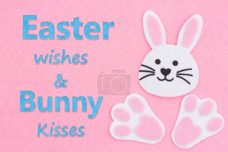 Foto de Feliz deseo de felicitación de Pascua con conejo de Pascua en fieltro rosa - Imagen libre de derechos