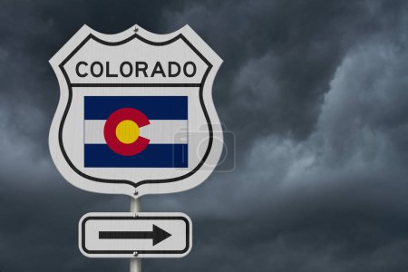Foto de Mapa de Colorado y bandera del estado en una señal de carretera de EE.UU. con un fondo de cielo tormentoso - Imagen libre de derechos
