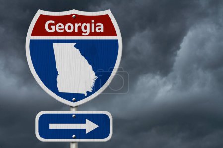 Téléchargez les photos : Road trip en Géorgie, Rouge, blanc et bleu autoroute inter-États panneau routier avec le mot Géorgie et carte de la Géorgie avec fond de ciel orageux - en image libre de droit