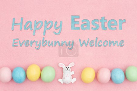 Foto de Feliz deseo de felicitación de Pascua con pálida Pascua con conejo huevo de conejo en fieltro rosa - Imagen libre de derechos