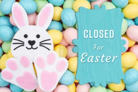 Téléchargez les photos : Fermé pour Eater signe avec un lapin rose et pâle oeufs de Pâques bonbons - en image libre de droit