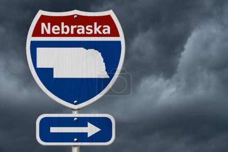 Téléchargez les photos : Road trip au Nebraska, Rouge, blanc et bleu panneau routier inter-états avec mot Nebraska et carte du Nebraska avec fond de ciel orageux - en image libre de droit