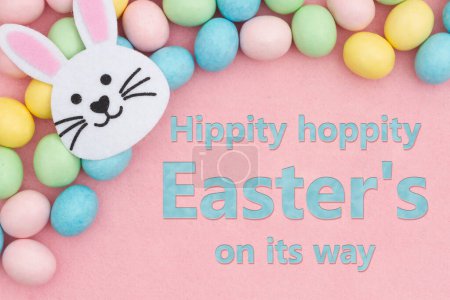  Feliz deseo de felicitación de Pascua con pálida Pascua con conejo huevo de conejo en fieltro rosa 