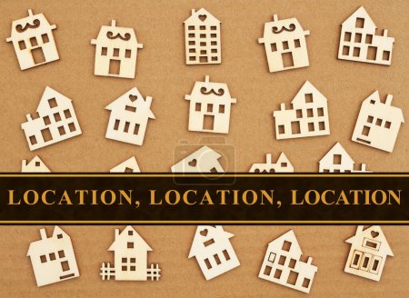 Téléchargez les photos : Emplacement Emplacement Message de localisation avec maisons en bois sur brun - en image libre de droit