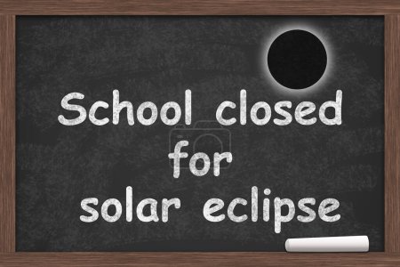 Foto de Escuela cerrada por eclipse solar en pizarra con tiza - Imagen libre de derechos