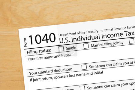 1040 Steuern bilden uns individuelle Einkommensteuer auf einem Holztisch