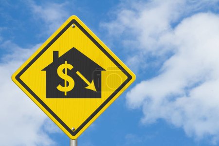 Téléchargez les photos : Crash marketing logement à venir avec maison et dollar signe sur avertissement panneau routier avec ciel - en image libre de droit