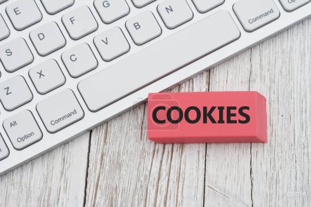 Téléchargez les photos : Supprimer les cookies de votre navigateur Web avec clavier d'ordinateur avec une gomme sur un bureau en bois altéré - en image libre de droit