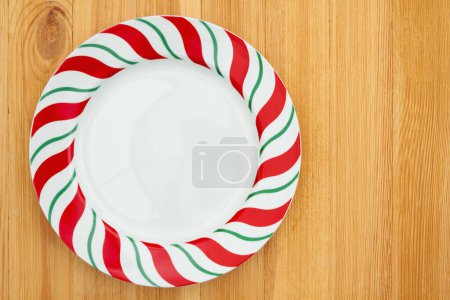 Foto de Placa vacía roja, verde y blanca sobre una mesa de madera - Imagen libre de derechos