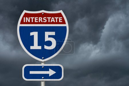 USA Interstate 15 Autobahnschild, rotes, weißes und blaues Autobahnschild mit Nummer 15 vor stürmischem Himmel