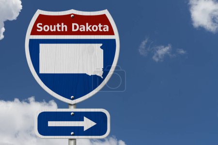 Road trip au Dakota du Sud, rouge, blanc et bleu panneau routier inter-états avec le mot Dakota du Sud et carte du Dakota du Sud avec fond de ciel