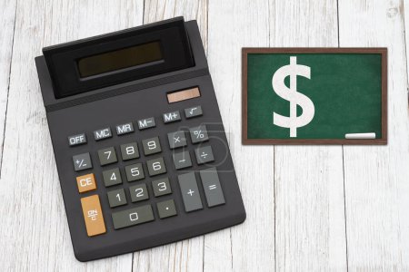 Téléchargez les photos : Le coût des frais de scolarité pour l'éducation avec une calculatrice noire avec un tableau sur un bureau en bois altéré - en image libre de droit