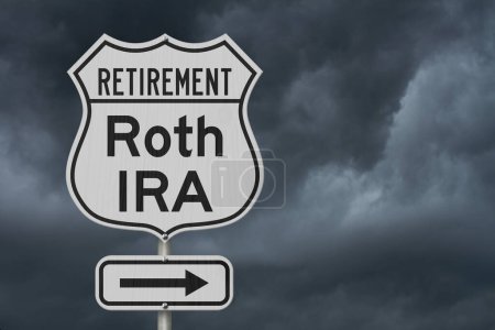 Téléchargez les photos : Retraite avec Roth IRA plan itinéraire sur une autoroute américaine panneau routier avec fond de ciel orageux - en image libre de droit