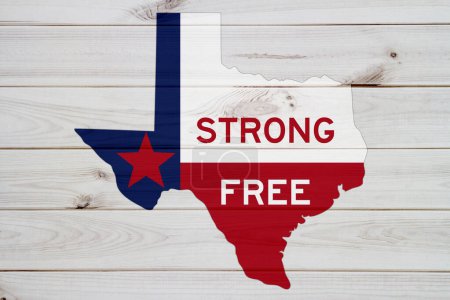 Texas Fuerte y Libre con mapa de Texas con la bandera del estado en madera envejecida