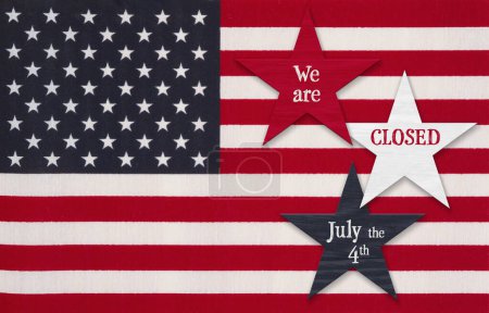 Téléchargez les photos : Nous sommes fermés 4 juillet signe avec les étoiles des États-Unis et drapeau rayures - en image libre de droit
