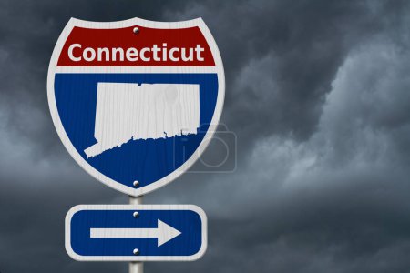Téléchargez les photos : Road trip au Connecticut, Panneau rouge, blanc et bleu autoroute inter-états avec mot Connecticut et carte du Connecticut avec fond de ciel orageux - en image libre de droit