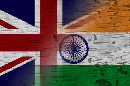 Foto de Reino Unido e India trabajan junto con banderas de países sobre madera erosionada - Imagen libre de derechos