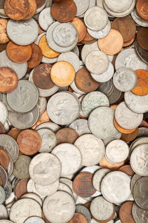 Foto de Fondo de dinero de monedas antiguas con monedas, monedas de cinco centavos, monedas de cinco centavos y monedas de cuarto - Imagen libre de derechos
