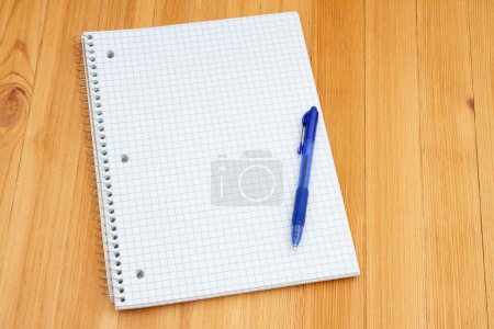 Foto de Tablero de notas de papel gráfico forrado retro viejo y escritorio envejecido pluma para tomar notas en la escuela - Imagen libre de derechos