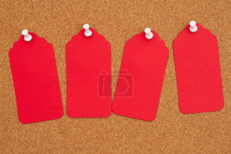 Téléchargez les photos : Marron liège 4 étiquettes cadeaux rouges et push pin mockup - en image libre de droit