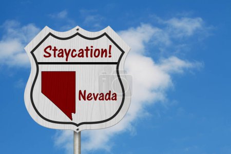 Foto de Nevada Staycation Highway Sign, Nevada mapa y texto Staycation on a highway sign with sky background - Imagen libre de derechos