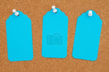 Foto de Corcho marrón 3 etiquetas de regalo azules y maqueta de empuje - Imagen libre de derechos