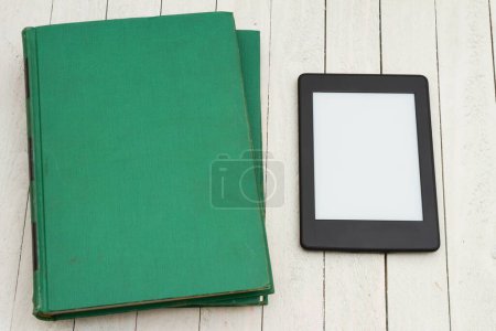 Téléchargez les photos : Ancien livre vert rétro h un lecteur sur un bureau altéré pour la lecture ou l'école - en image libre de droit