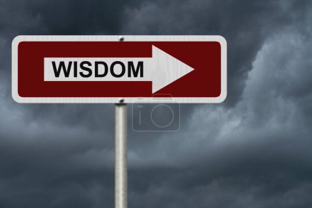 Foto de La manera de tener sabiduría, letrero rojo y blanco de la calle con la palabra Sabiduría con el fondo tormentoso del cielo - Imagen libre de derechos