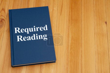 Foto de Lectura requerida para un curso de retro viejo libro azul sobre escritorio envejecido para la lectura para la escuela - Imagen libre de derechos
