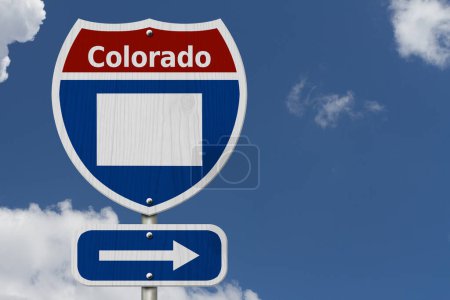 Téléchargez les photos : Road trip au Colorado, Rouge, blanc et bleu panneau routier inter-états avec mot Colorado et carte du Colorado avec fond de ciel - en image libre de droit