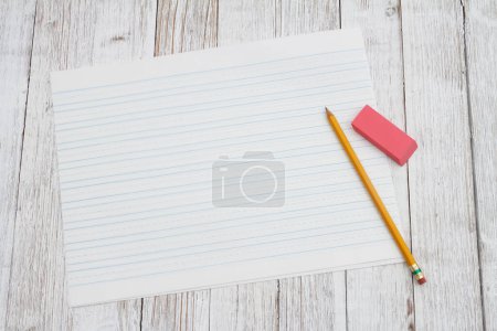 Foto de Ruled papel forrado con lápiz para la escuela en escritorio de madera envejecida, mesa, madera, - Imagen libre de derechos