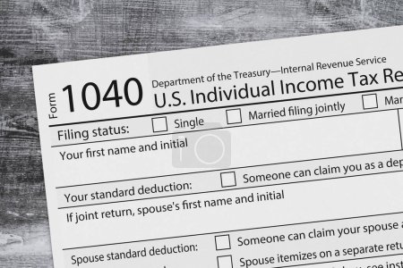 Téléchargez les photos : 1040 formulaire d'impôt nous impôt sur le revenu des particuliers sur un bureau en bois altéré - en image libre de droit