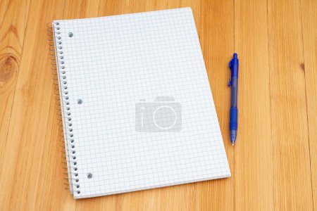 Foto de Tablero de notas de papel gráfico forrado retro viejo y escritorio envejecido pluma para tomar notas en la escuela - Imagen libre de derechos