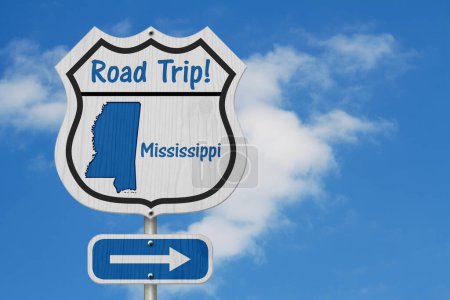 Foto de Mississippi Road Trip Highway Sign, Mississippi mapa y texto Road Trip on a highway sign with sky background - Imagen libre de derechos