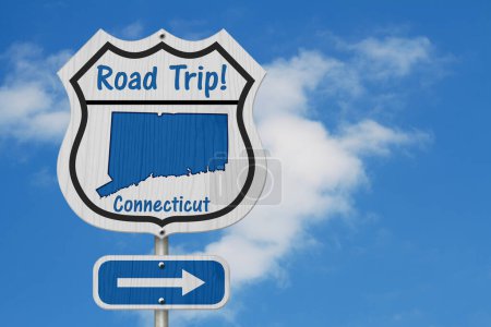 Téléchargez les photos : Connecticut Road Trip Highway signe, Connecticut carte et texte Road Trip sur un panneau routier avec fond de ciel - en image libre de droit