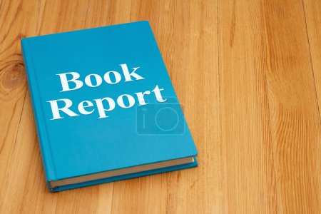 Téléchargez les photos : Rapport de livre pour un cours sur le vieux livre bleu rétro sur le bureau détérioré pour la lecture pour l'école - en image libre de droit