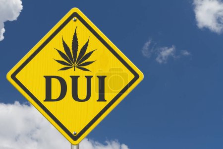 Foto de Amarillo advertencia DWI marihuana hoja carretera señal con cielo - Imagen libre de derechos