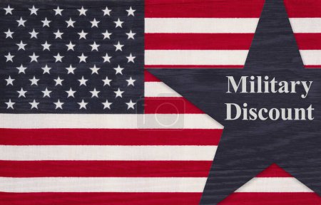 Téléchargez les photos : Remise militaire avec drapeau américain avec étoiles et rayures et étoiles bleues - en image libre de droit