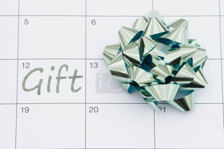 Foto de Recordatorio para obtener un regalo con lazo de verde azulado en un calendario para ocasiones especiales - Imagen libre de derechos