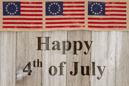 Feliz saludo del Día de la Independencia, Estados Unidos patriótica vieja bandera de Betsy Ross y fondo de madera envejecida con texto Feliz 4 de julio