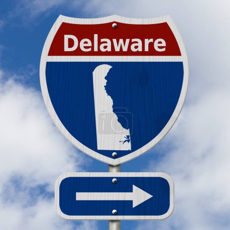 Téléchargez les photos : Road trip au Delaware, Panneau routier autoroutier inter-états rouge, blanc et bleu avec mot Delaware et carte du Delaware avec fond de ciel - en image libre de droit